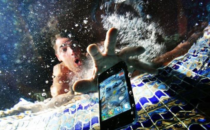 Čo robiť, ak telefón spadol do vody alebo mokré